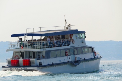 Gardasee - Sirmione - Ein Schiff wird kommen... oder fahren - Eine Fähre in Abfahrt - Veras Fotoblog
