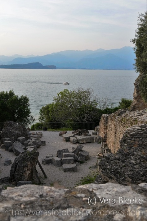 Gardasee - Sirmione - Ruinen mit Ausblick auf den See - Veras Fotoblog